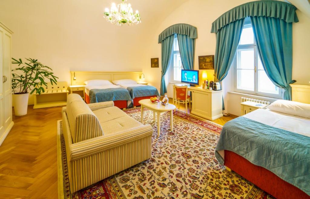 Четырехместный (Четырехместный номер), Josephine Old Town Square Hotel