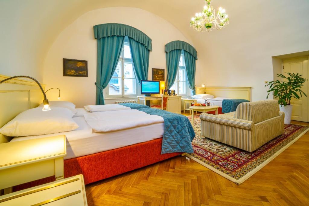 Четырехместный (Четырехместный номер), Josephine Old Town Square Hotel