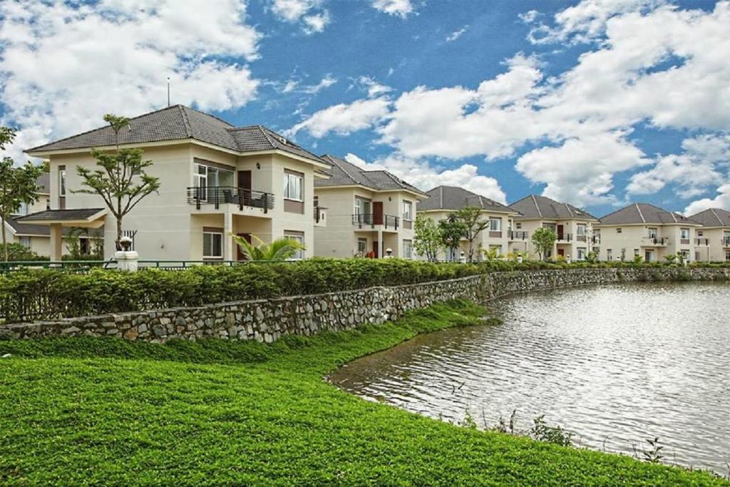 Vietnam Golf - Lake View Villas