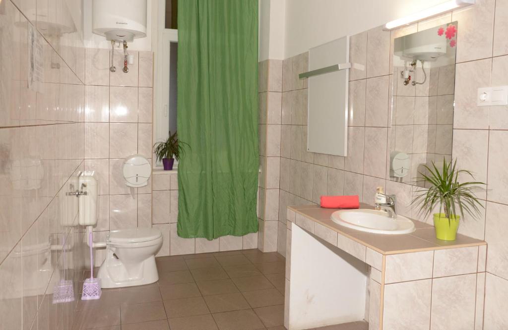 Номер (Кровать в 6-местном общем номере с собственной ванной комнатой), Unity Hostel at Udvarom