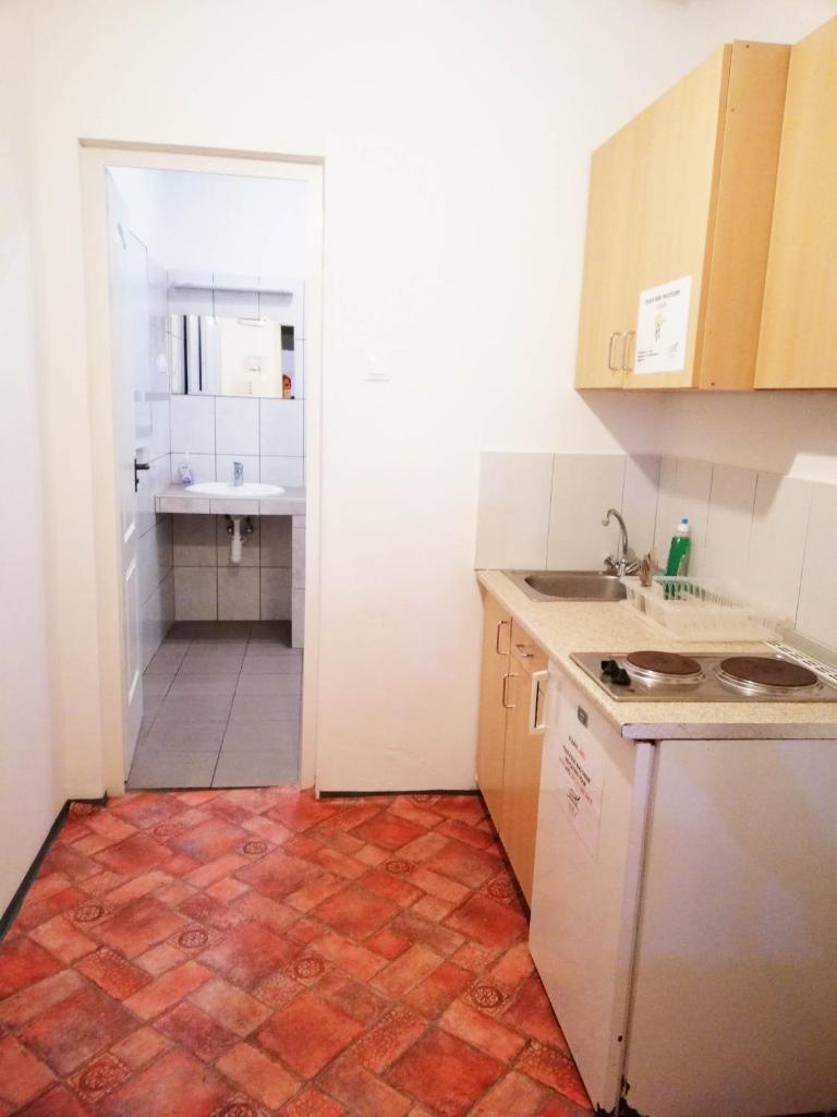 Номер (Кровать в 6-местном общем номере с собственной ванной комнатой), Unity Hostel at Udvarom