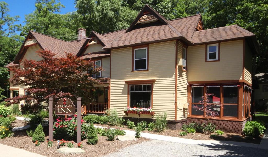 Twin Oaks Inn photo 1