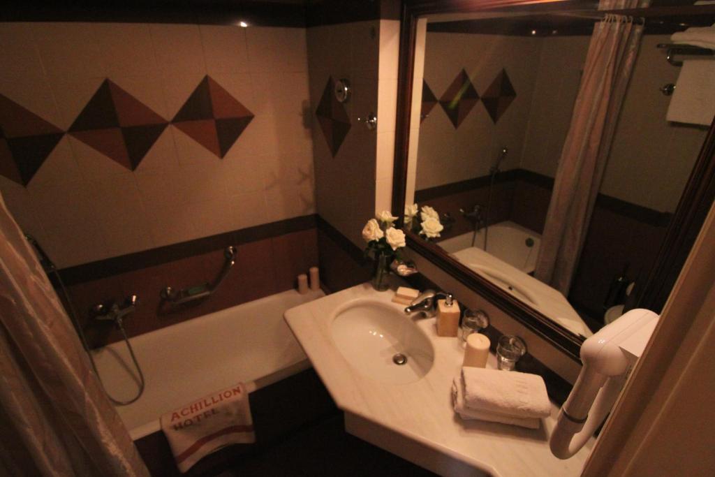 Двухместный (Улучшенный двухместный номер с 1 кроватью), Achillion Hotel