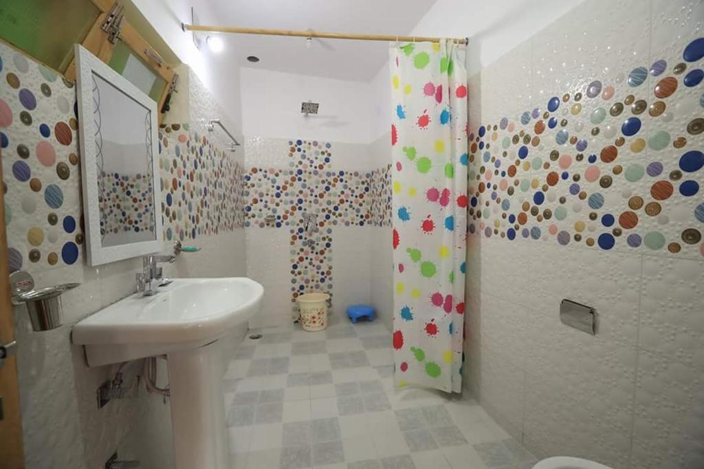 Четырехместный (Четырехместный номер с собственной ванной комнатой), Lhachik Guest House
