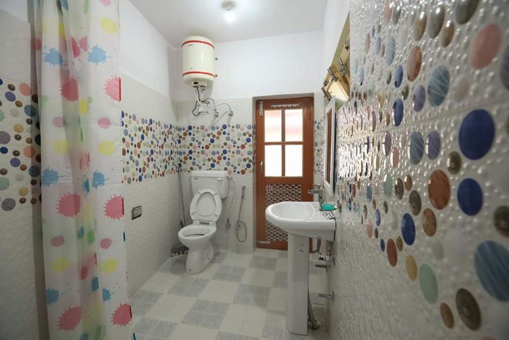 Четырехместный (Четырехместный номер с собственной ванной комнатой), Lhachik Guest House