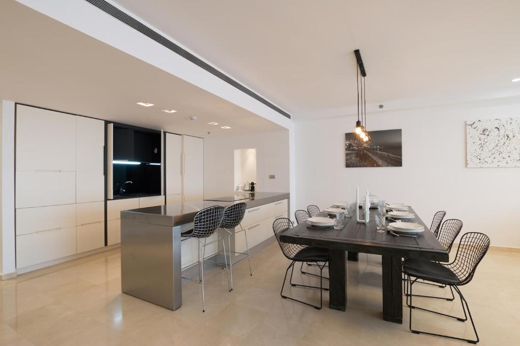 High Class Condo at Marina by FeelHome photo 3