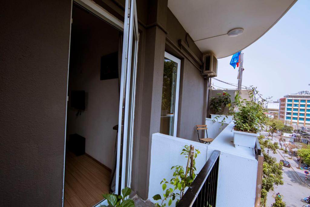 Апартаменты (Апартаменты с балконом), Elegant Studio Yet Kieu