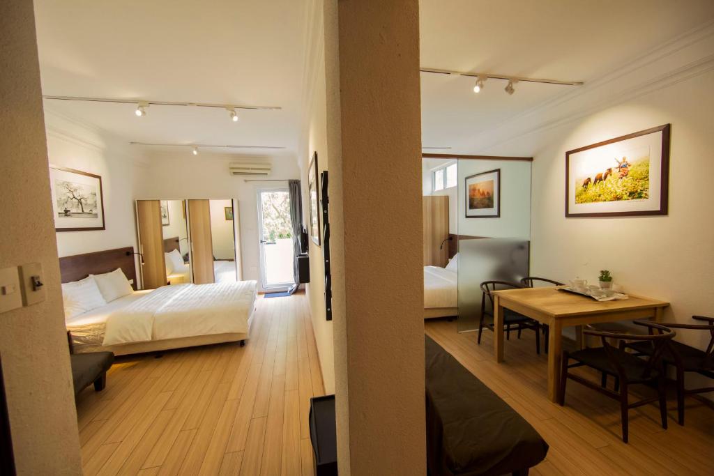 Апартаменты (Апартаменты с балконом), Elegant Studio Yet Kieu