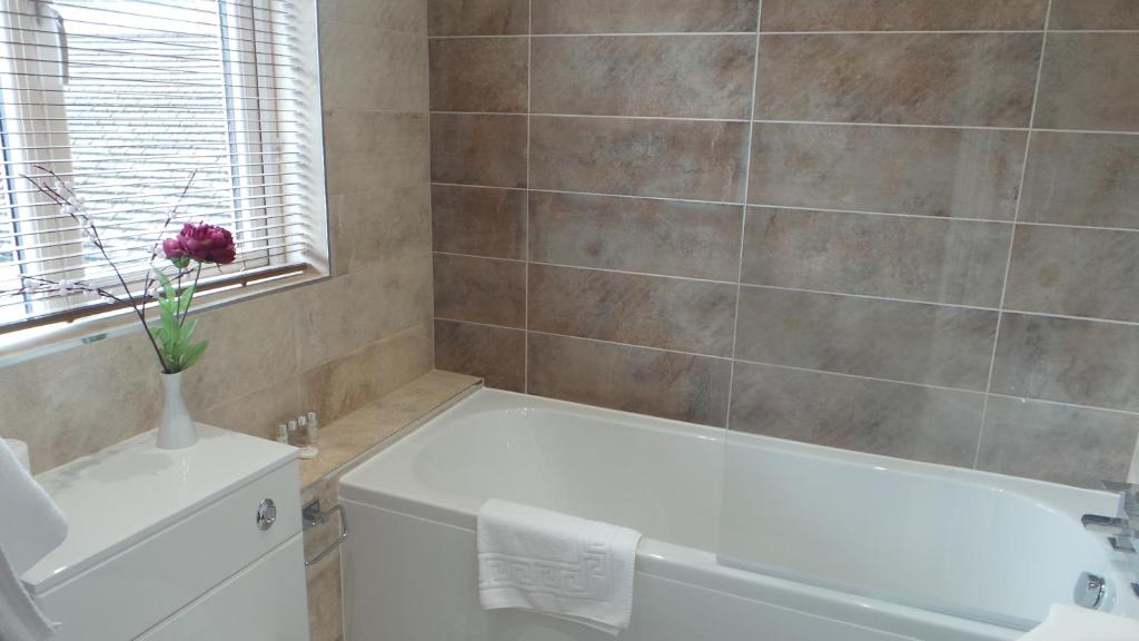 The Peacock Townhouse Hotel Kenilworth - Warwick Room Type - Superior Deluxe Double Room 