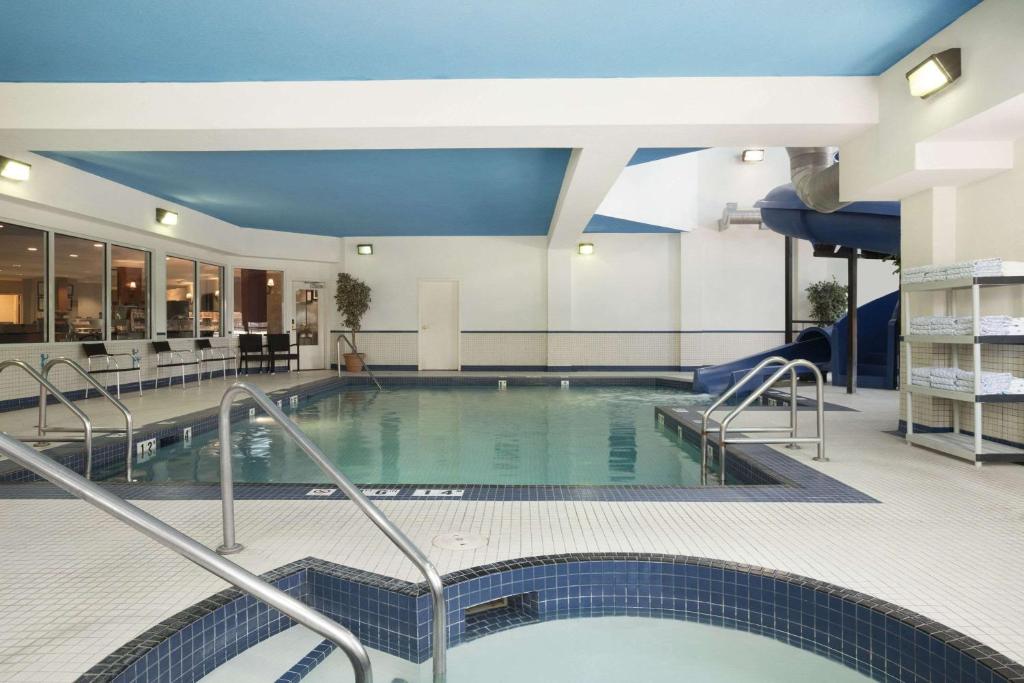 Travelodge by Wyndham Strathmore photo 4