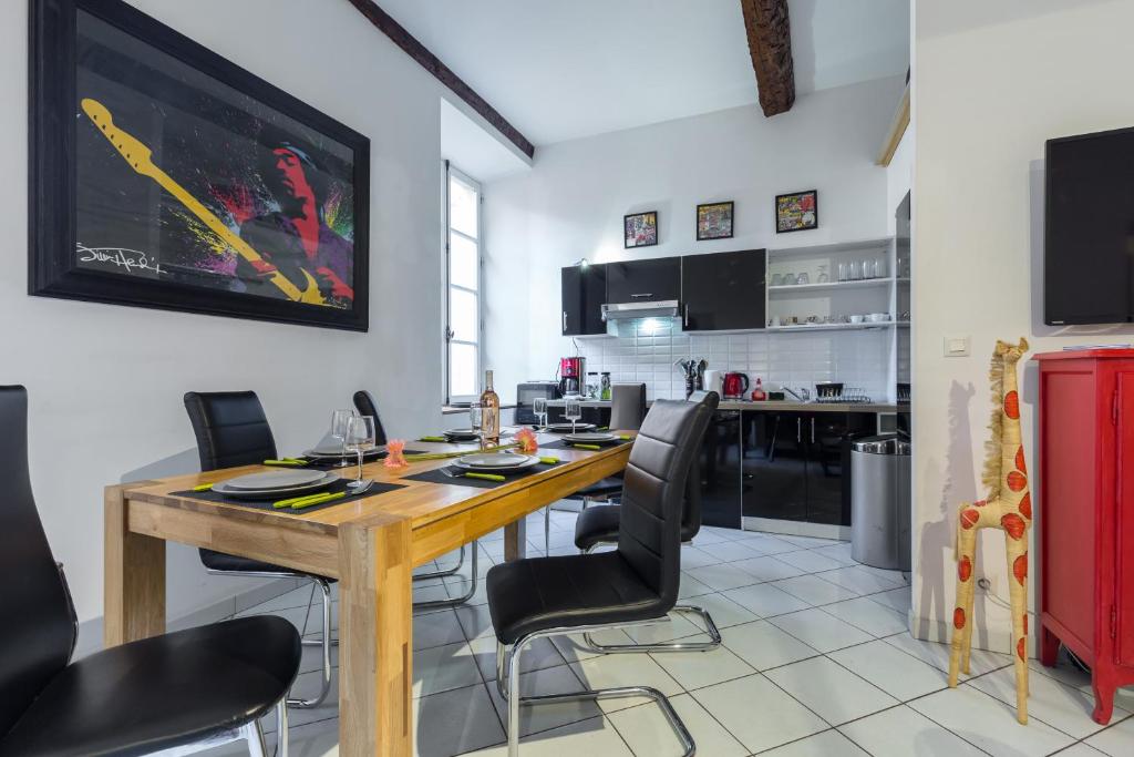 STE REPARATE F4 MODERNE, DESIGN, Place Rossetti, heart old town photo 1