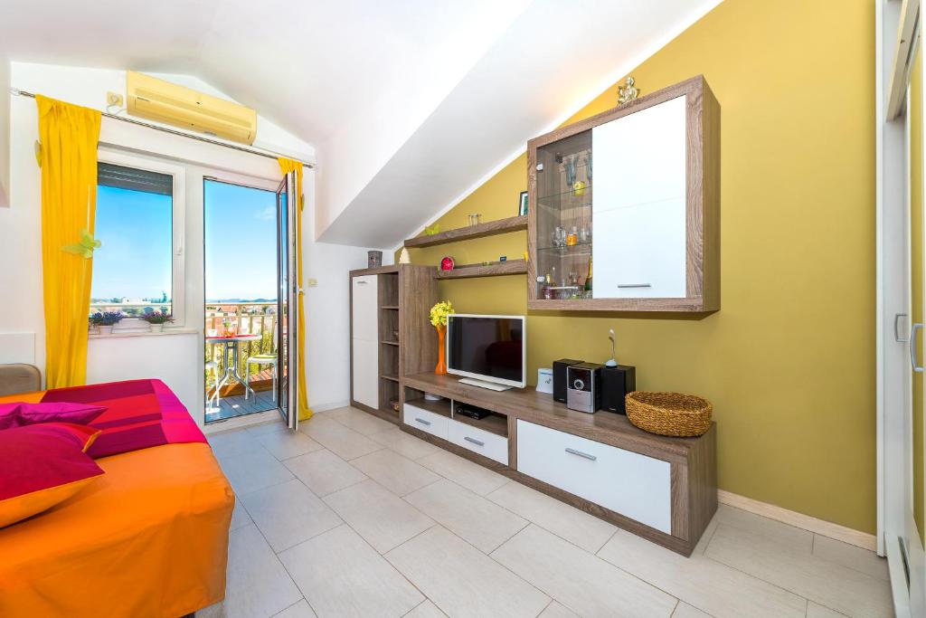 Apartment Yellow Story photo 1