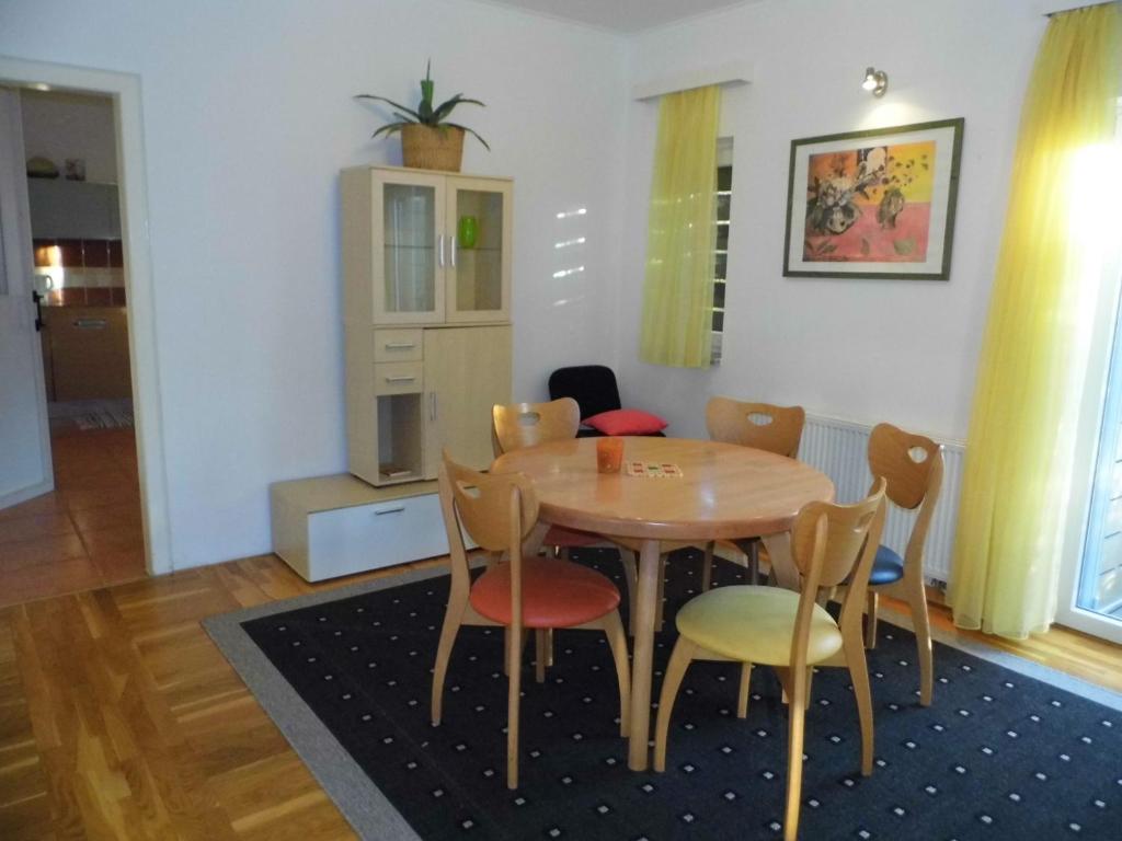 Апартаменты (Апартаменты Делюкс с 4 спальнями и террасой), Apartments and Rooms Trsje