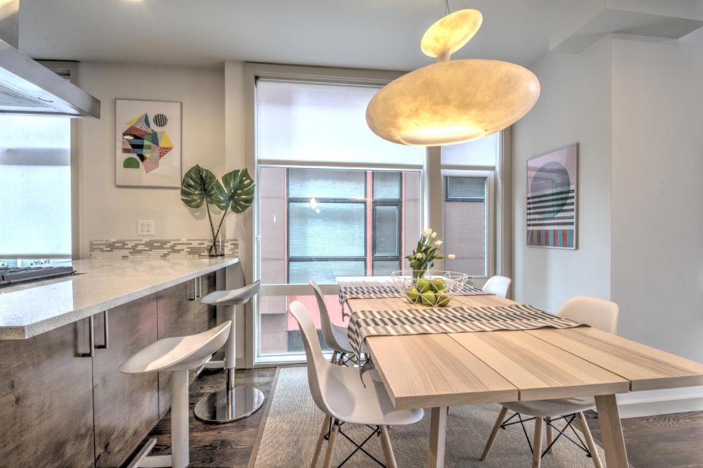 Central Modern Home with Rooftop photo 4