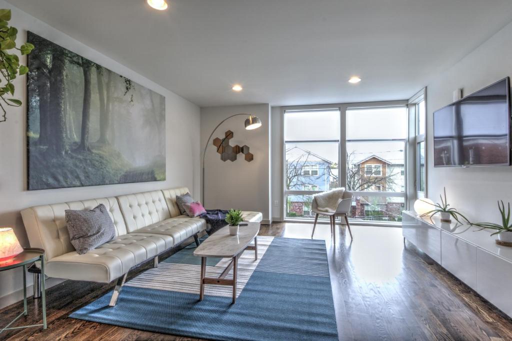 Central Modern Home with Rooftop photo 2