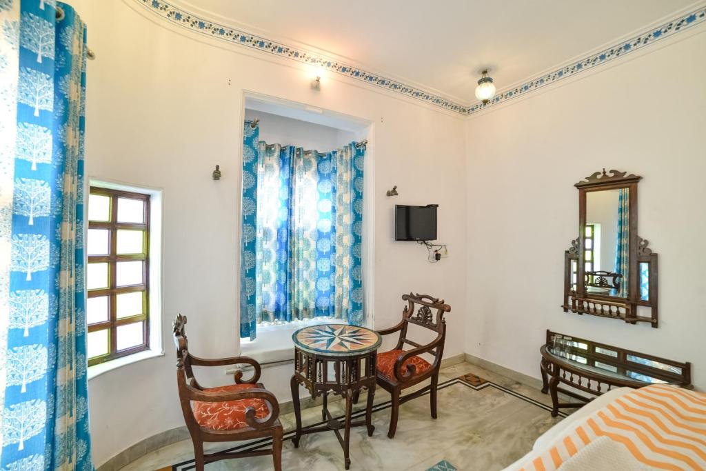 Hotel Devraj Niwas on Lake Pichola photo 2
