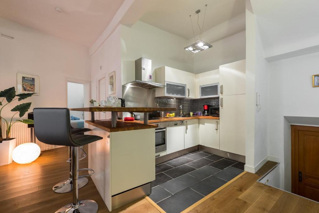 PREF 2 · F4 - VASTE ET BOURGEOIS ,3 CHAMBRES, ASCENSEUR, VX-NICE photo 4