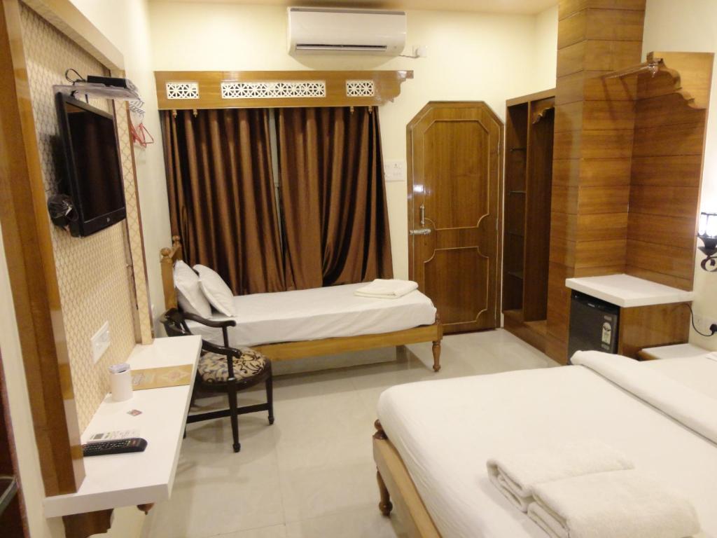 Трехместный (Deluxe Triple Bed Room City View), Hotel Temple On Ganges