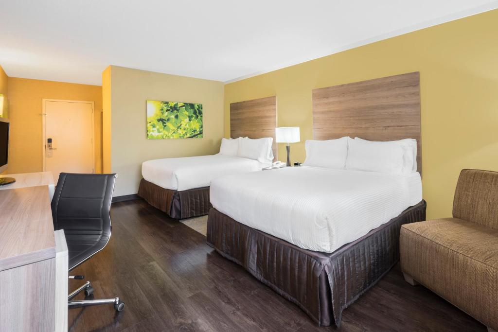 Четырехместный (Номер с 2 кроватями размера «queen-size»), Wyndham Garden Washington DC North