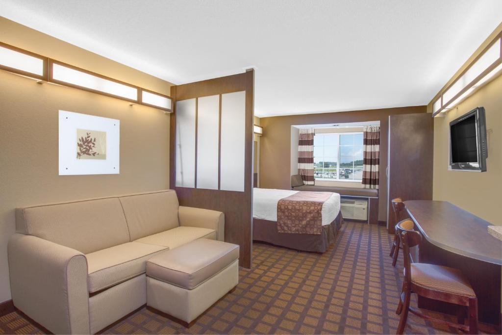 Microtel Inn & Suites by Wyndham Harrisonburg photo 2
