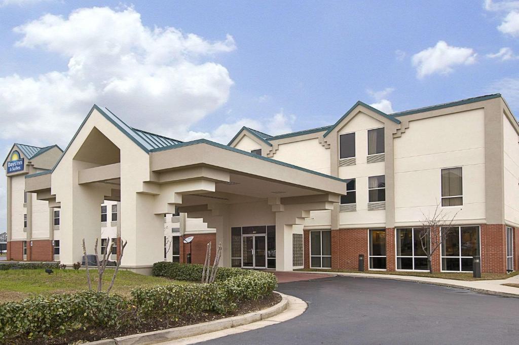 Days Inn & Suites by Wyndham Ridgeland image