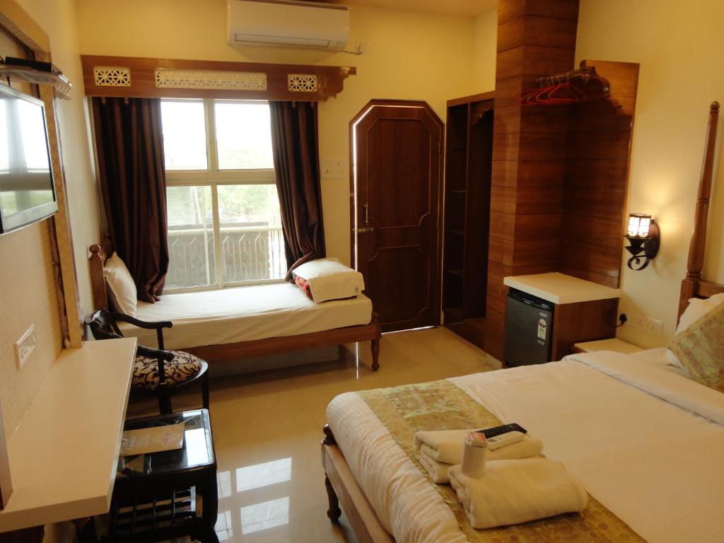 Трехместный (Deluxe Triple Bed Room City View), Hotel Temple On Ganges