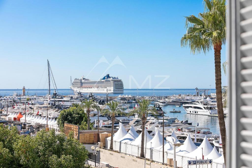 Croisette Luxury Waterfront across the sea photo 2