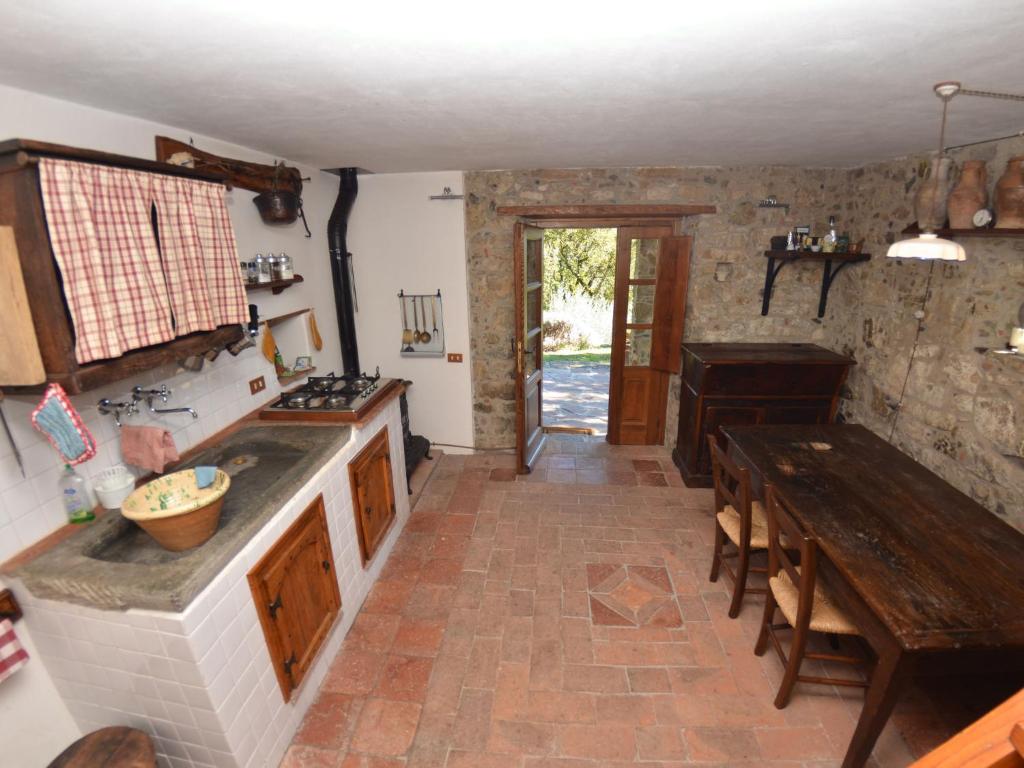 Lovely Cottage in Bagni di Lucca Amidst Fields photo 4