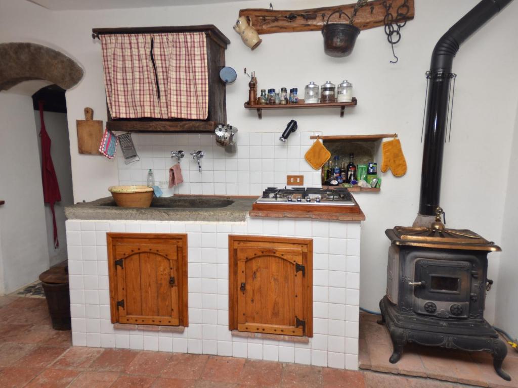 Lovely Cottage in Bagni di Lucca Amidst Fields photo 3