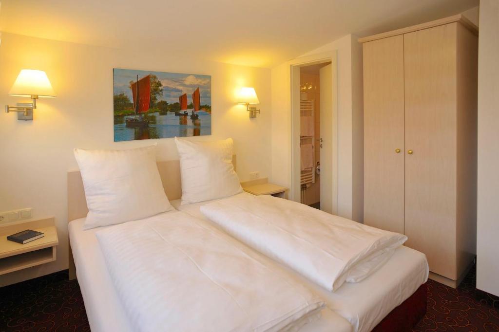 Hotel Blankenese - Tap to explore photos