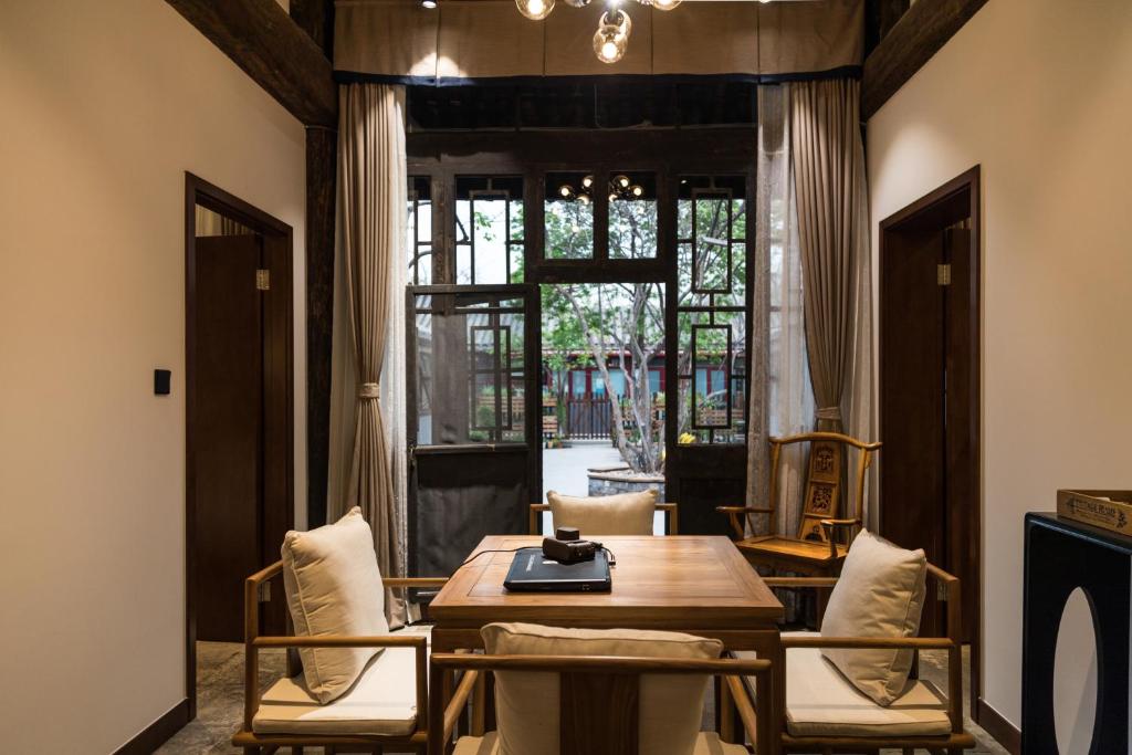Двухместный (China Mainland citizens with Chinese ID card only - Deluxe Room (2 Adults + 1 Child)), Courtyard Guesthouse, Beijing