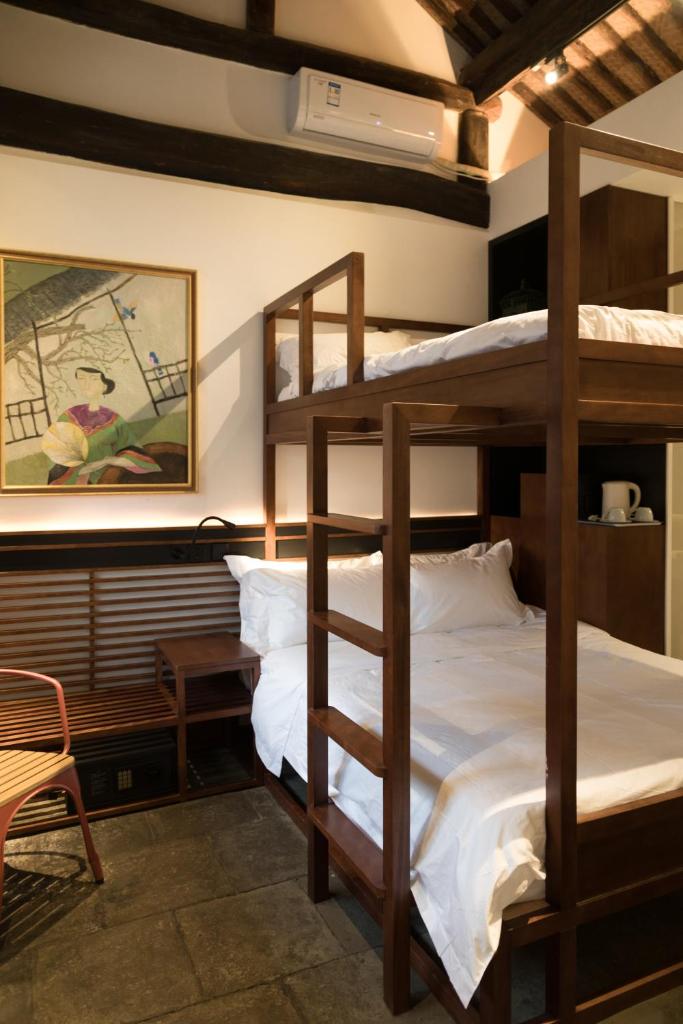 Двухместный (China Mainland citizens with Chinese ID card only - Deluxe Room (2 Adults + 1 Child)), Courtyard Guesthouse, Beijing