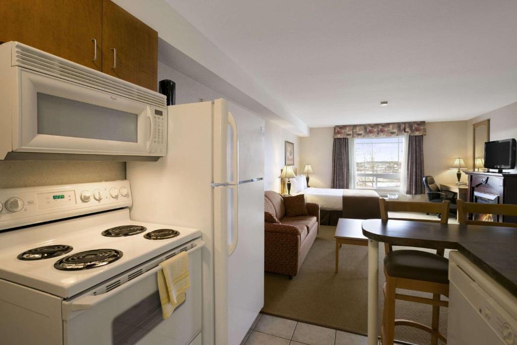 Super 8 by Wyndham Fort Nelson BC photo 3