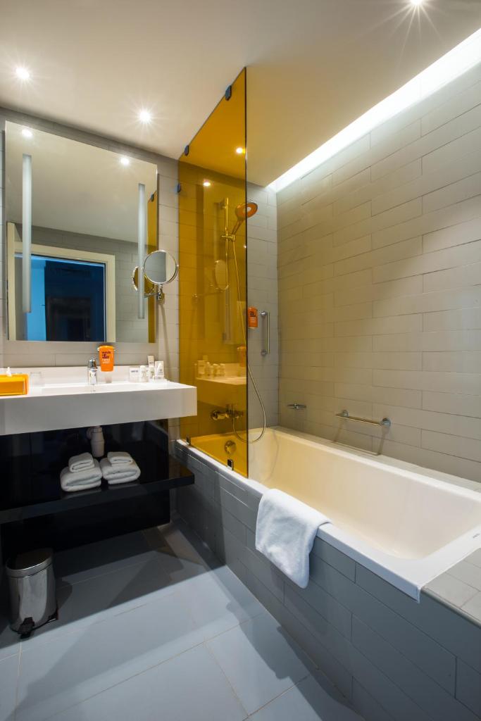 Двухместный (Улучшенный номер с видом на гоночную трассу), Отель Park Inn by Radisson Dubai Motor City