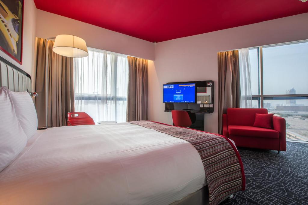 Двухместный (Улучшенный номер с видом на гоночную трассу), Отель Park Inn by Radisson Dubai Motor City