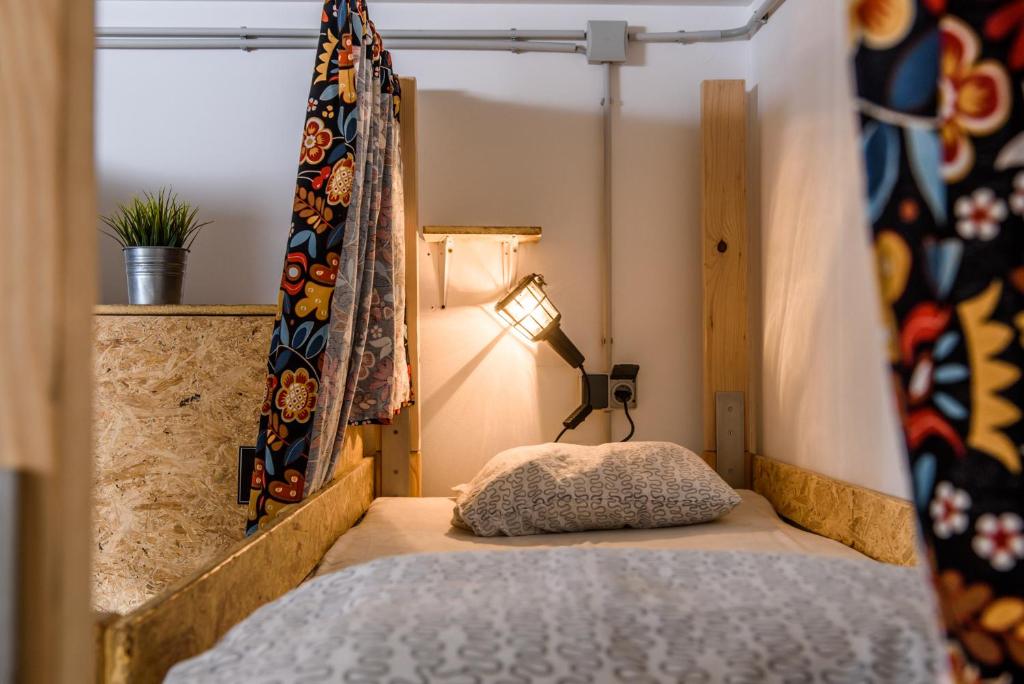 Номер (Спальное место на двухъярусной кровати в общем 8-местном номере), Swanky Mint Hostel