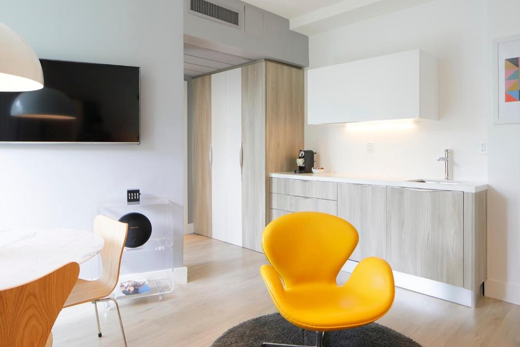 Апартаменты (Угловой люкс с 1 спальней, балкон), Abae Hotel