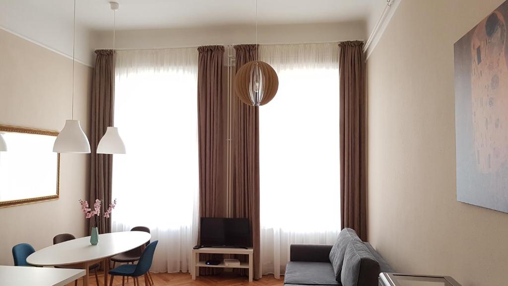 CBS Apartments Budapest - Tap to explore photos