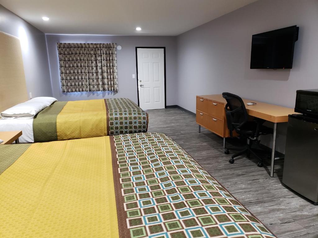 Четырехместный (Номер с 2 кроватями размера «king-size»), Regal Inn