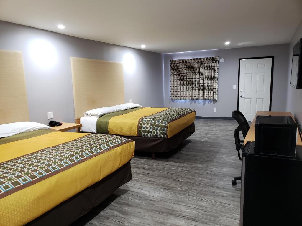 Четырехместный (Номер с 2 кроватями размера «king-size»), Regal Inn