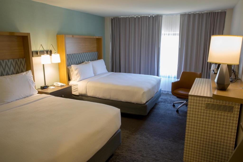 Семейный (Superior Queen Room with Two Queen Beds (No Resort Fee)), Holiday Inn Orlando International Airport, an IHG Hotel