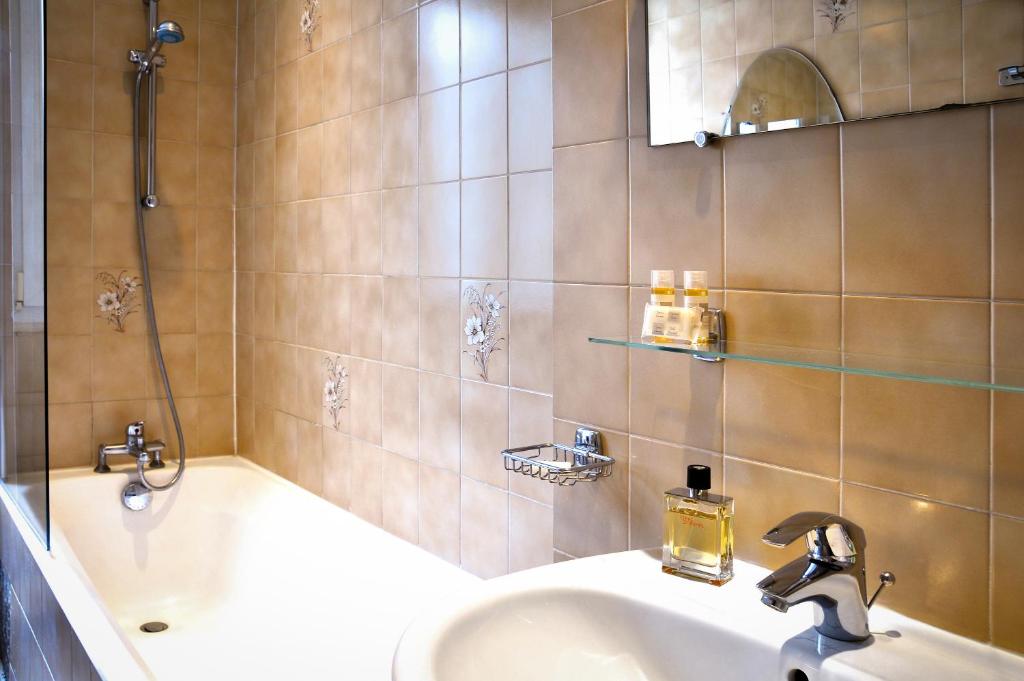 Двухместный (Улучшенный двухместный номер с 1 кроватью), Hotel Eden Montmartre