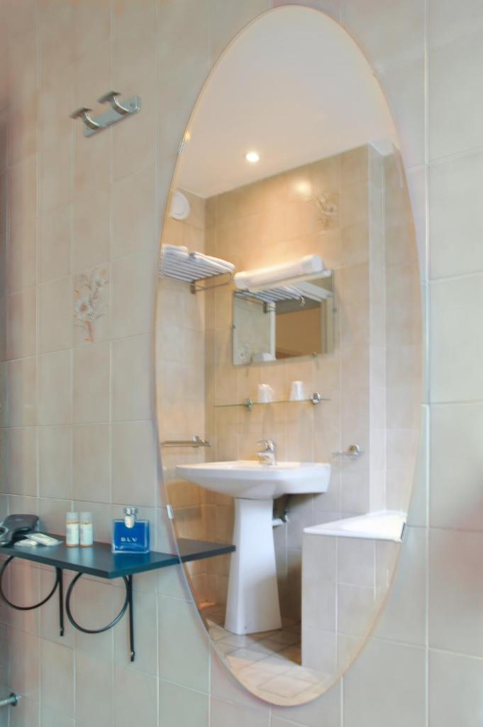 Двухместный (Улучшенный двухместный номер с 1 кроватью), Hotel Eden Montmartre