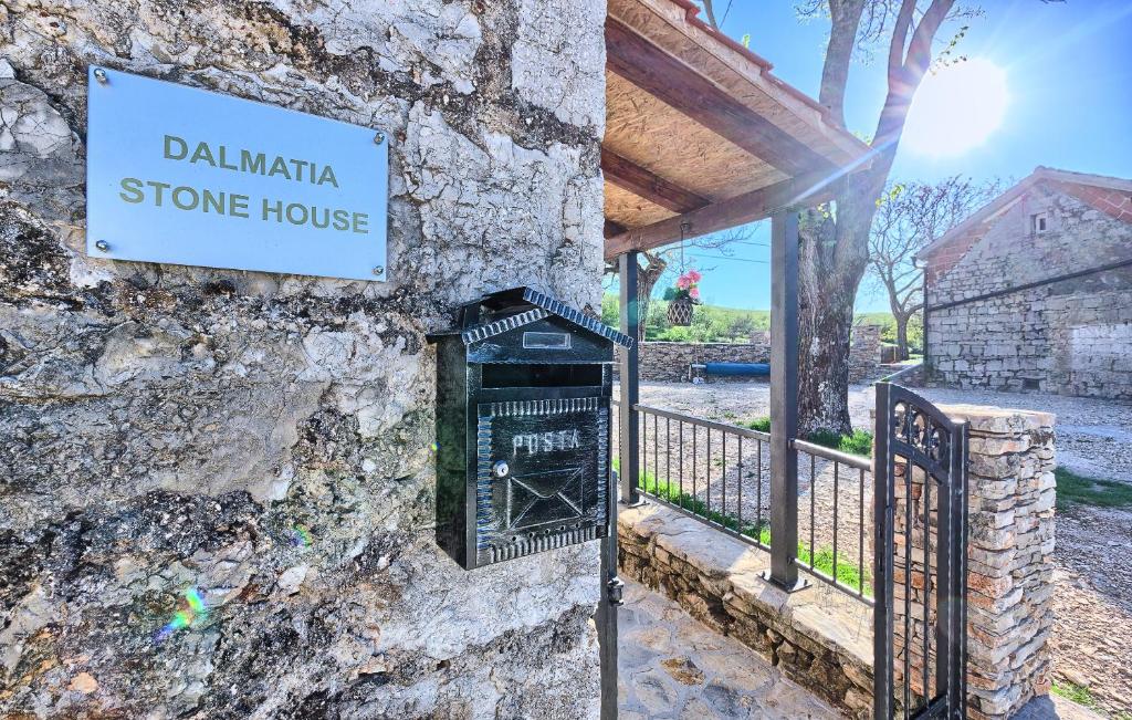 Dalmatia Stone House - heated pool photo 3