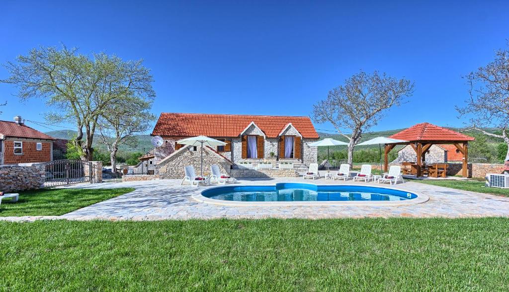 Dalmatia Stone House - heated pool