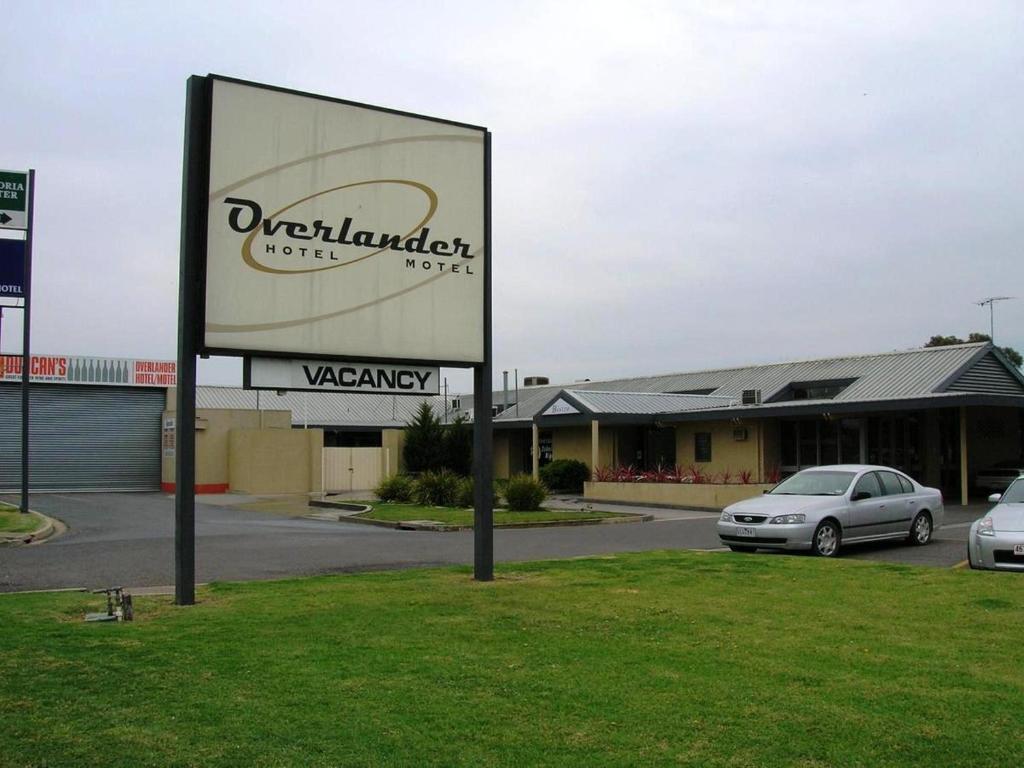 Overlander Hotel Motel photo 1