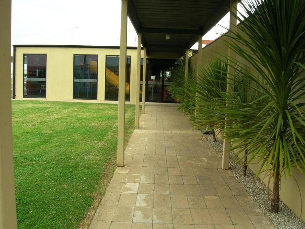 Overlander Hotel Motel photo 2