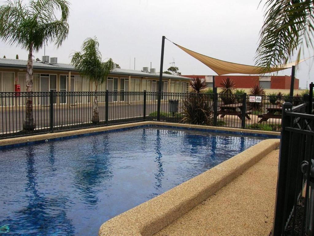 Overlander Hotel Motel photo 3