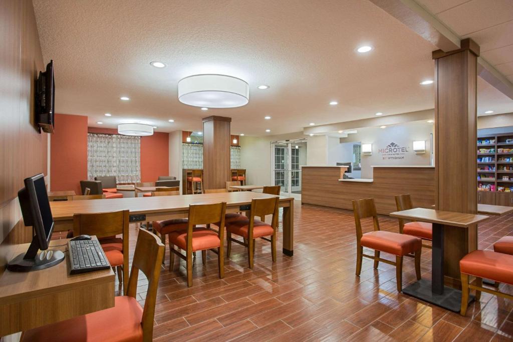 Microtel Inn & Suites by Wyndham Walterboro photo 2
