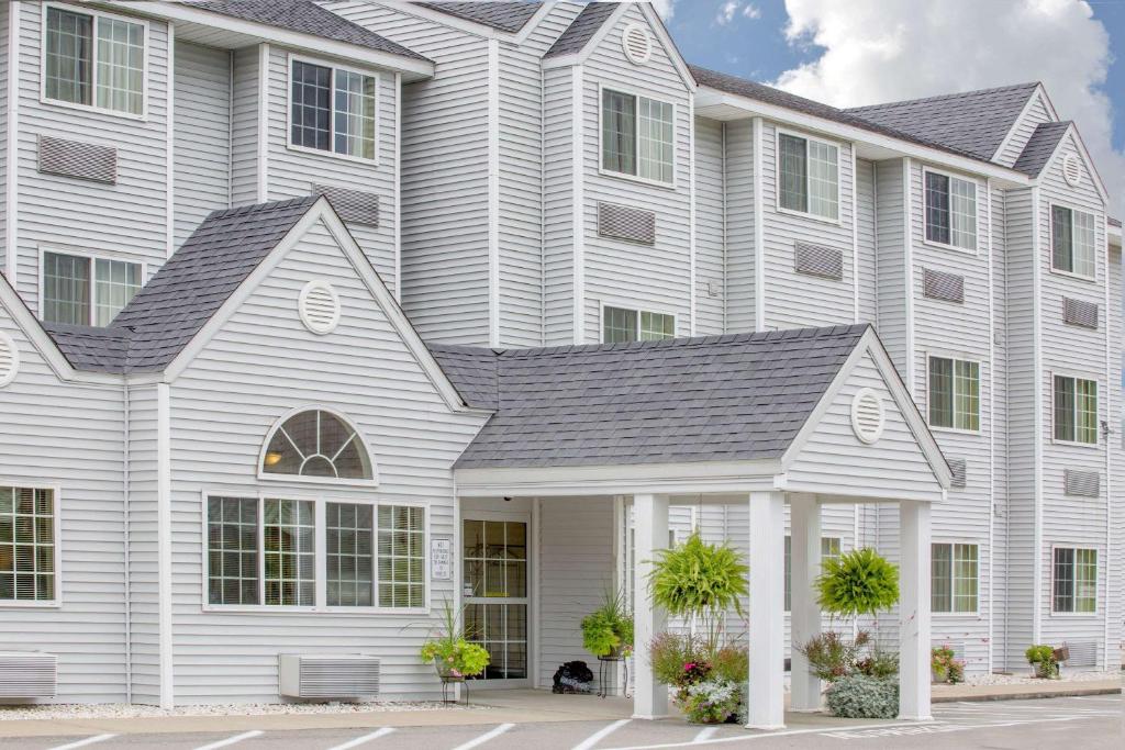 Microtel Inn & Suites by Wyndham Gassaway/Sutton image